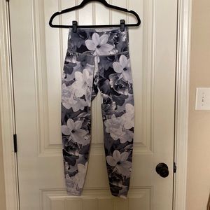 Black and white floral old navy active leggings size S